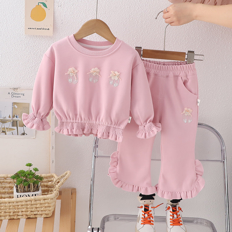 Conjunto de pantalón y abrigo rosa con detalle de zapatilla bailarina con agomado