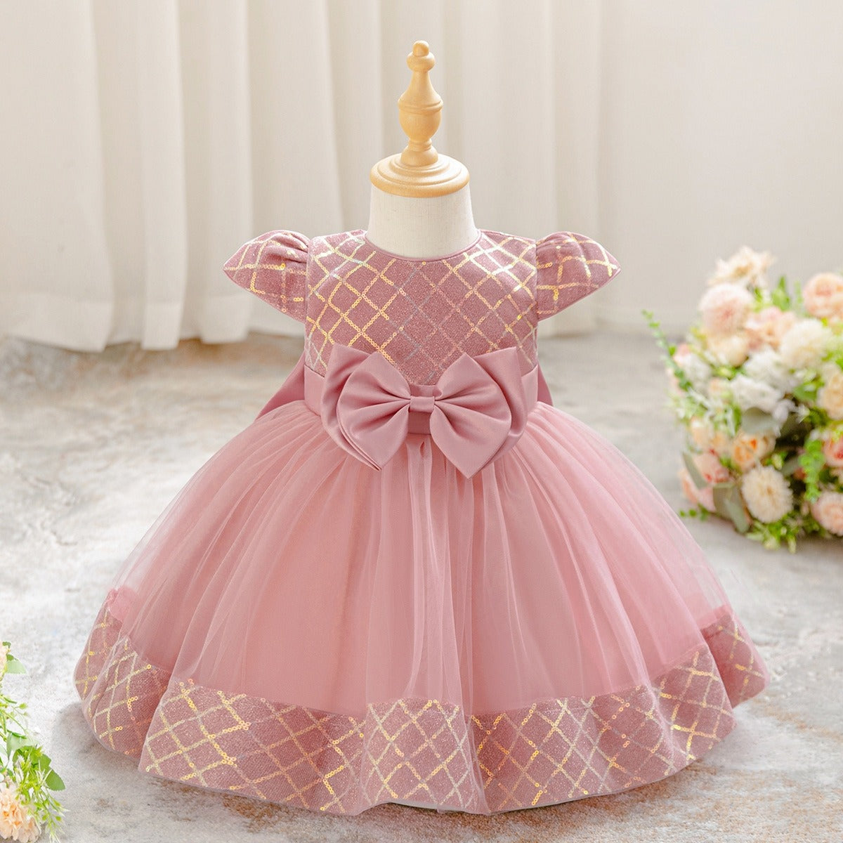 Vestido elegante color rosa vieja detalles de lentejuelas y moño grande en la espalda