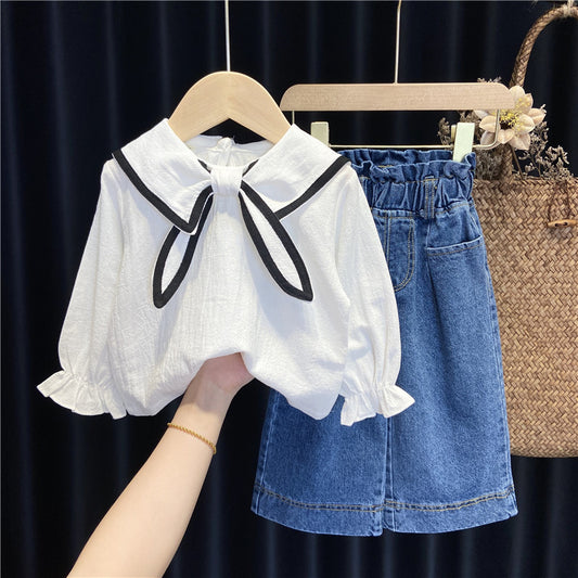 Conjunto pantalón más camisa blanca son detalle en el cuello