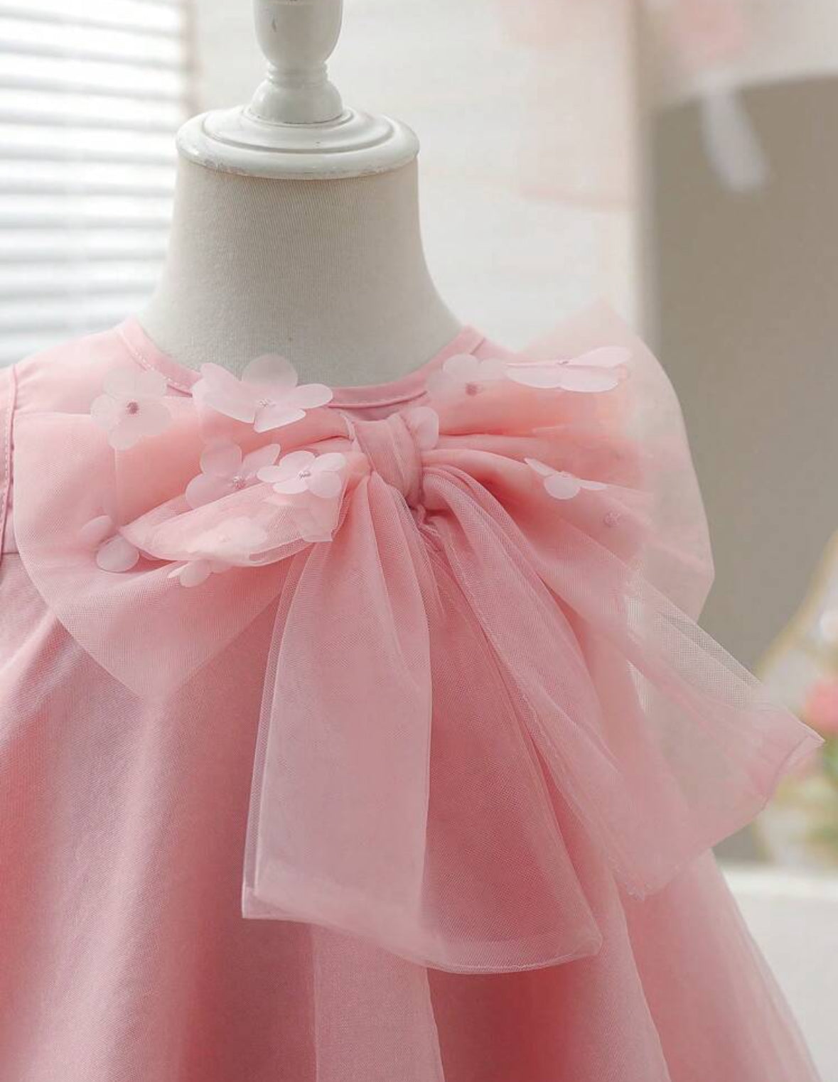 Vestido casual rosa con moño en el cuello