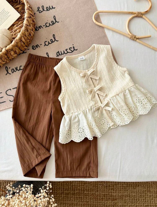 Conjunto pantalón marrón con blusa beige  sin manga detalle de moños