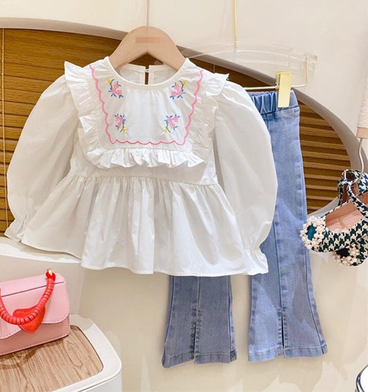 Conjunto pantalón jeans más blusa mangas largas blanca