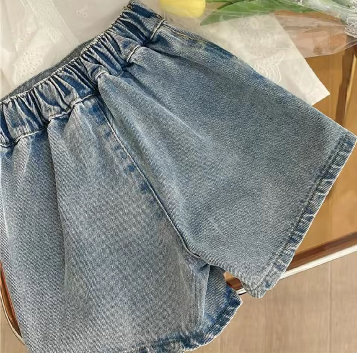 Conjunto short pollera de jeans con blusa blanca detalles de botones en la espalda