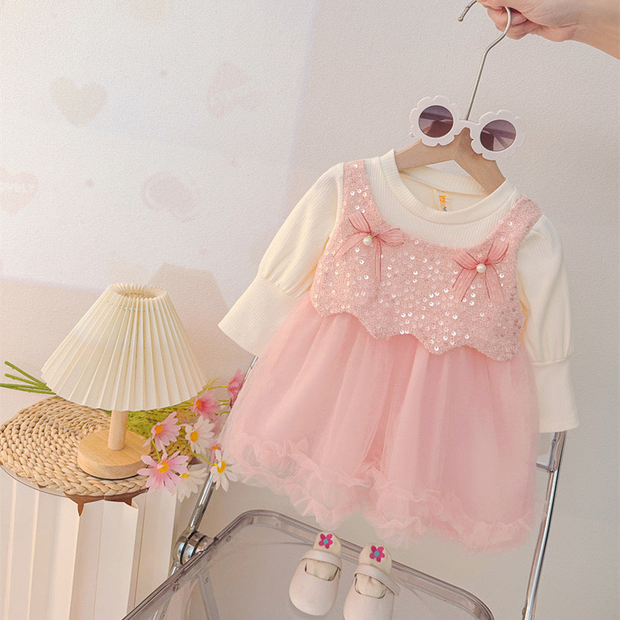 Vestido mangas larga rosa con detalle de lentejuelas en el pecho y mangas color crema