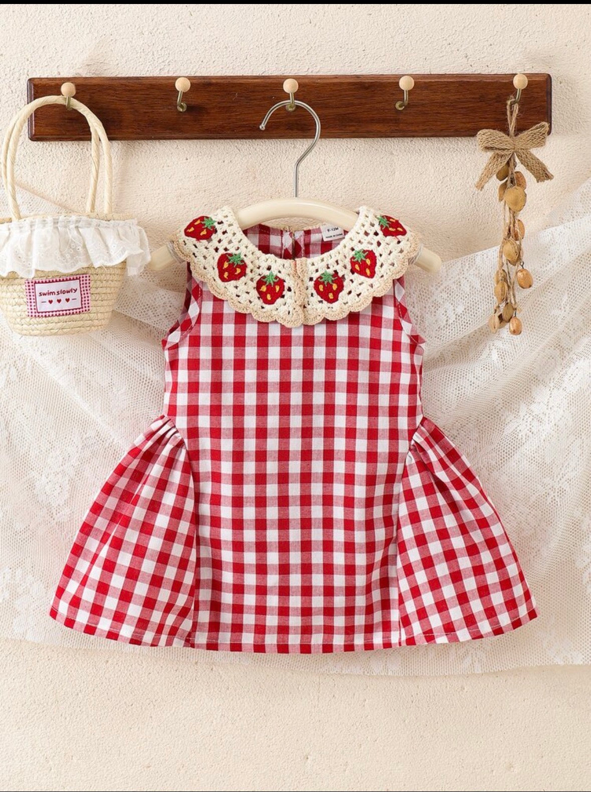 Vestido casual a Cuadros rojo con blanco detalle tipo croché en el cuello con diseño de frutillas