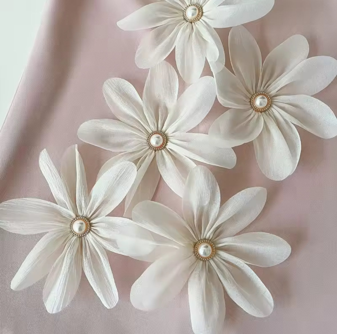 Vestido rosa con flores en 3D detalles de pliegues en la manga