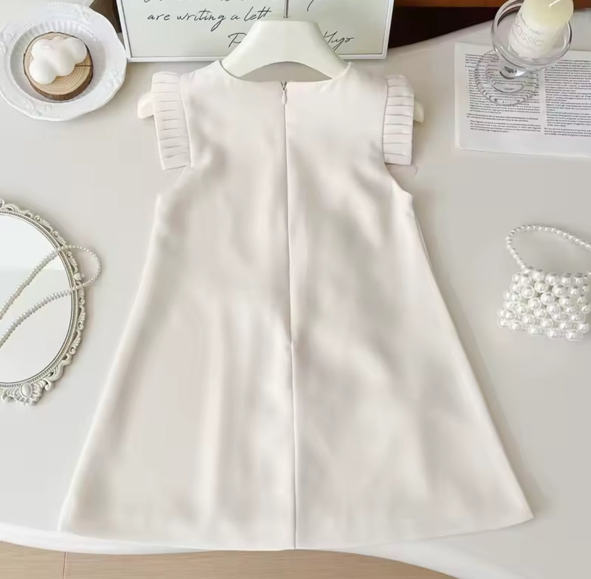 Vestido beige con flores en 3D detalles de pliegues en la manga