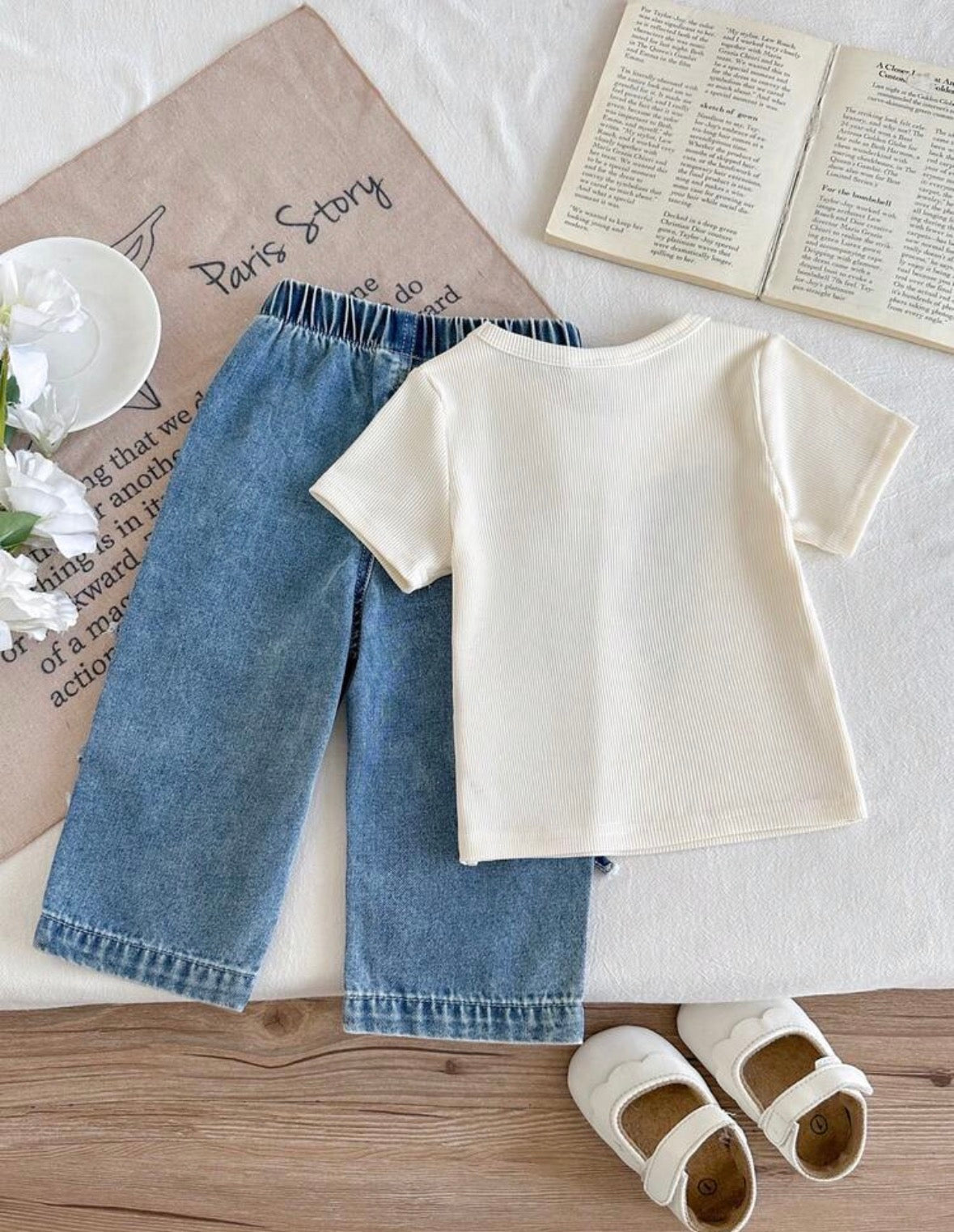 Conjunto pantalón de jeans con remera blanca detalle de impresión de moño