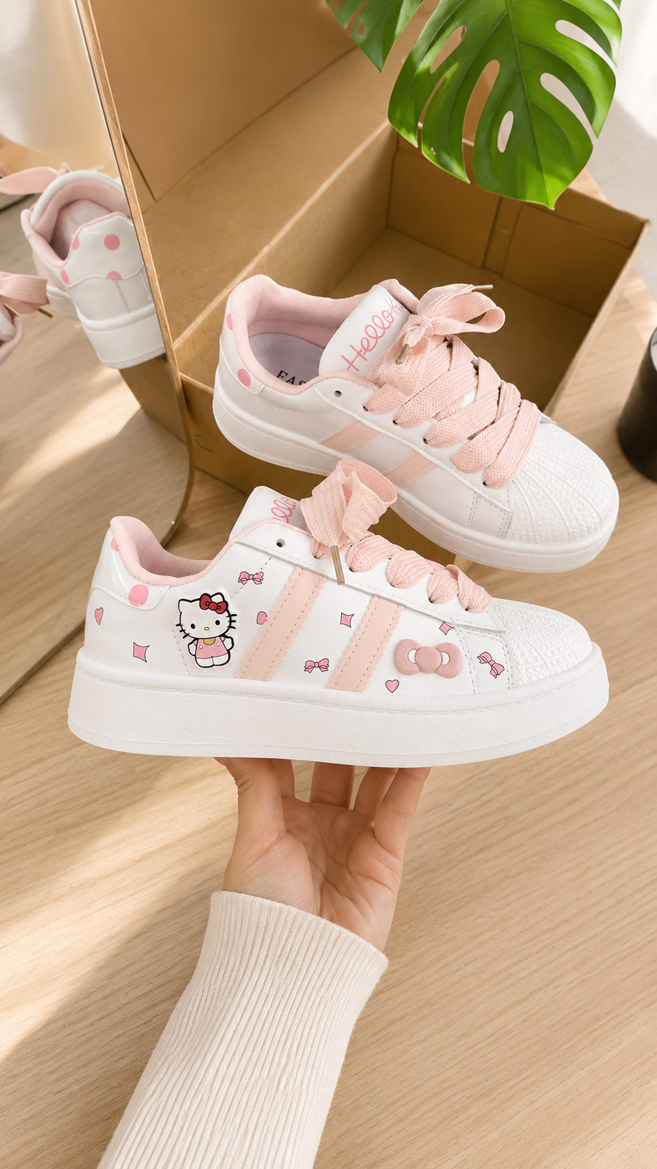 Tenis ( Champion ) blanco estilo tapita , con detalles en rosa  de hello Kitty