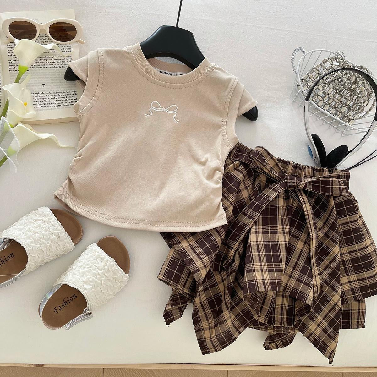 Conjunto de short pollera a cuadros marrón con blusa beige detalle de fruncido en los costados