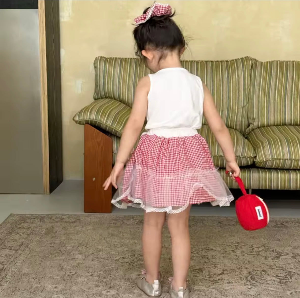 Conjunto pollera a cuadro con blusa blanca detalle de tul ( incluye una goma para el cabello)