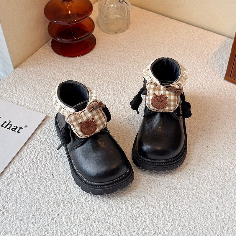 Bota color negro estilo borcego detalle de osito y cordones