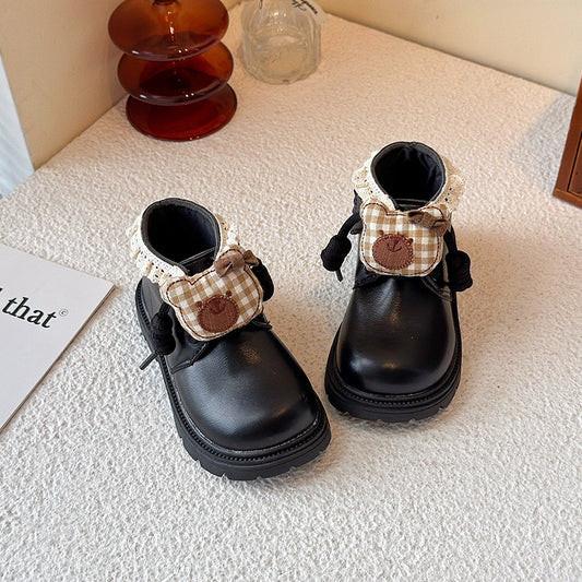Bota negra estilo borcego detalle de osito y cordones