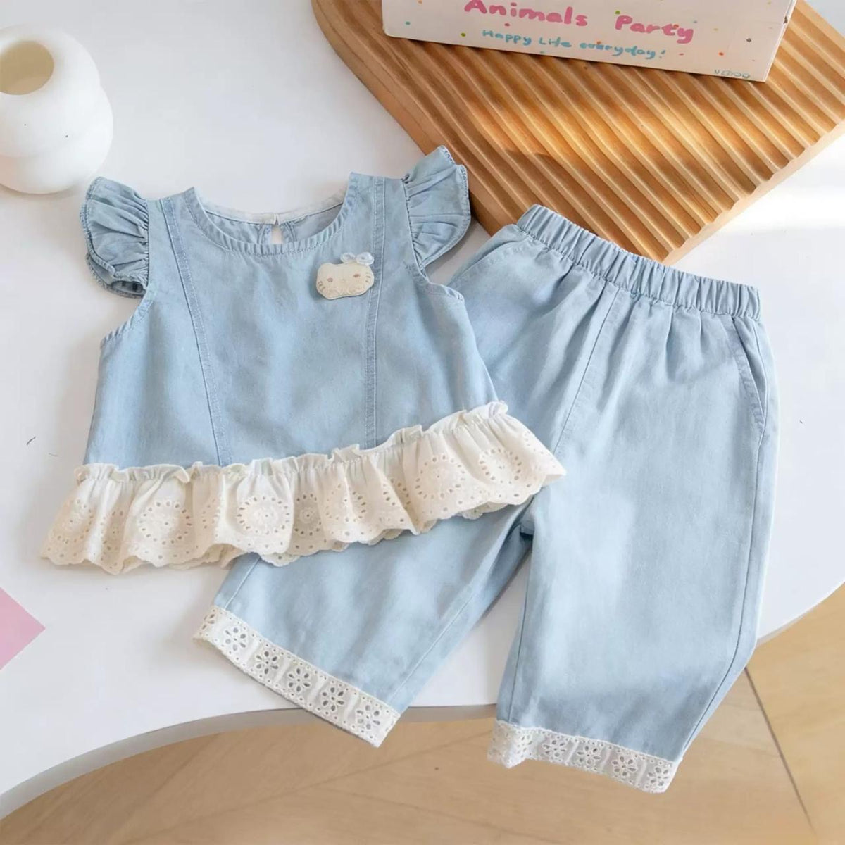 Conjunto pantalón estilo capri con blusa de jeans detalle de hellokitty y bolado de broderie
