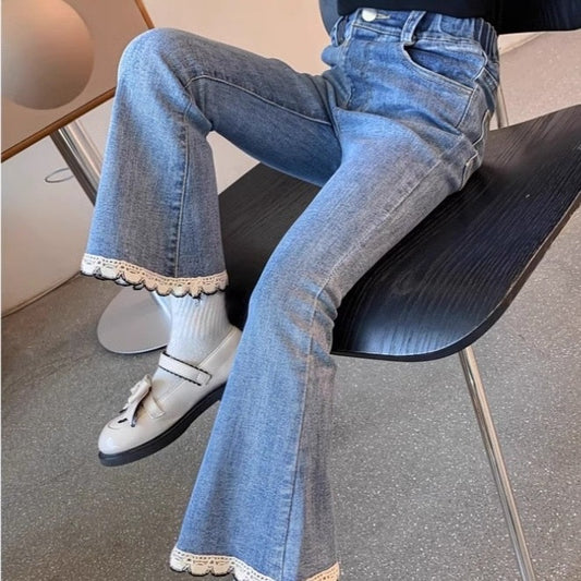 Pantalón de jeans con detalle bordado corte acampanado