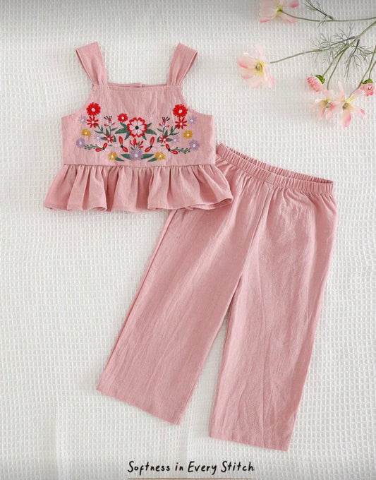 Conjunto pantalón con top rosa con detalles de bordados en el pecho 100% algodón