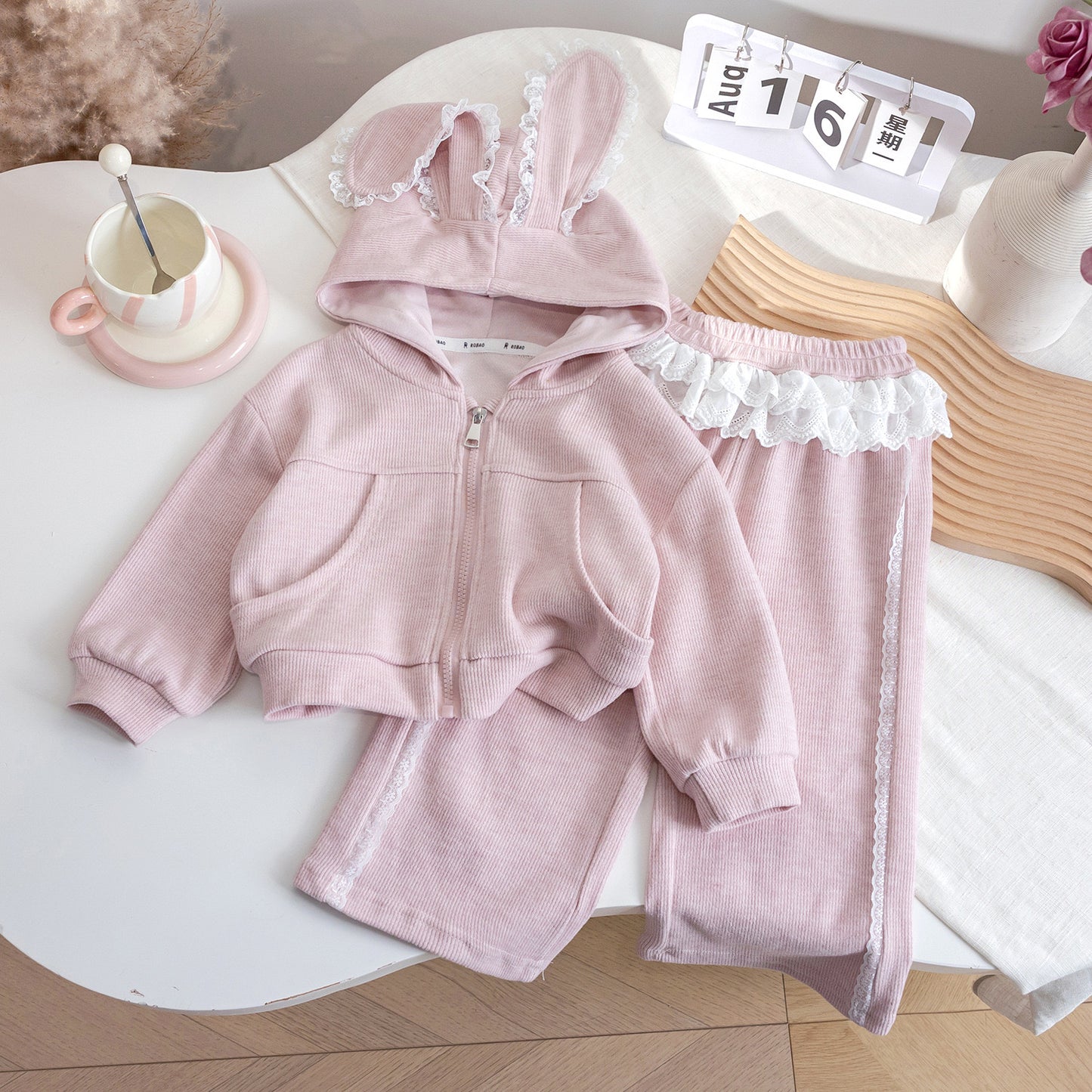 Conjunto rosa  de pantalón buzo y abrigo con gorra detalle de orejas de conejo broderie y encaje