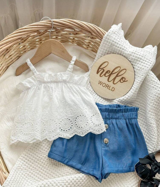 Conjunto short azul con blusa blanca detalles en broderie