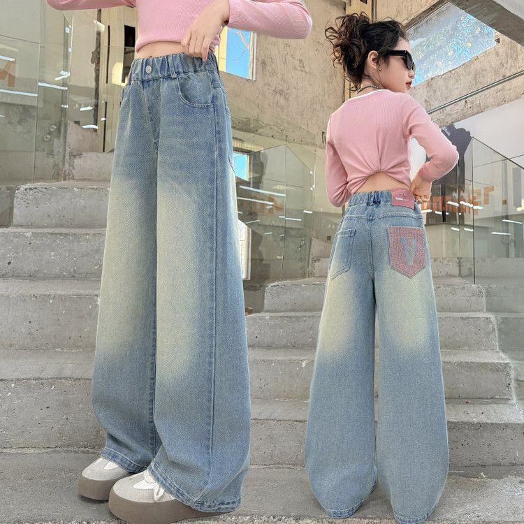 Pantalón de jeans tipo overside detalles de prelavado claro y letra V en el bolsillo de atrás (tallas reales)