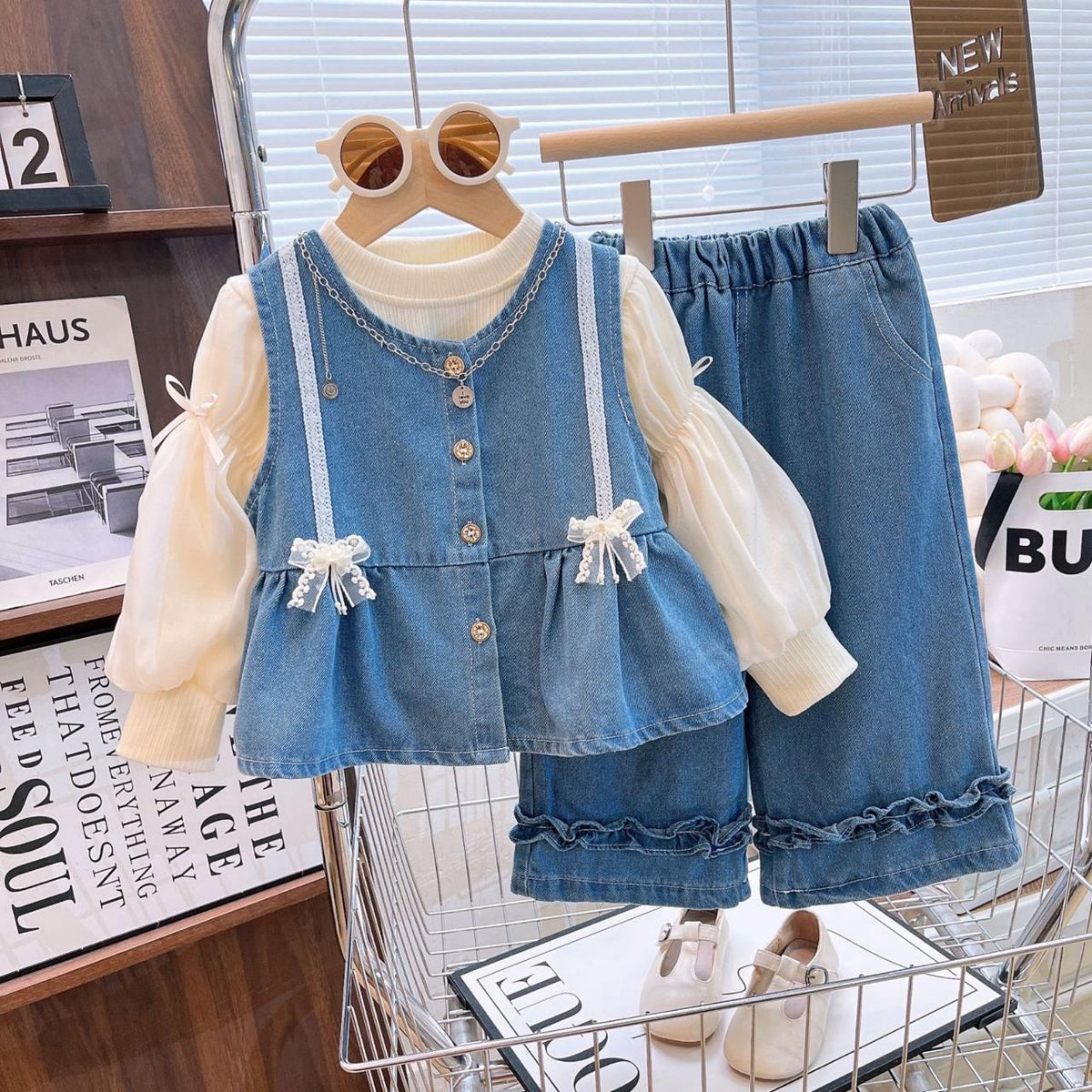 Conjunto de 3 piezas pantalón de jeans mangas largas y chaleco de jenas con detalles de moños