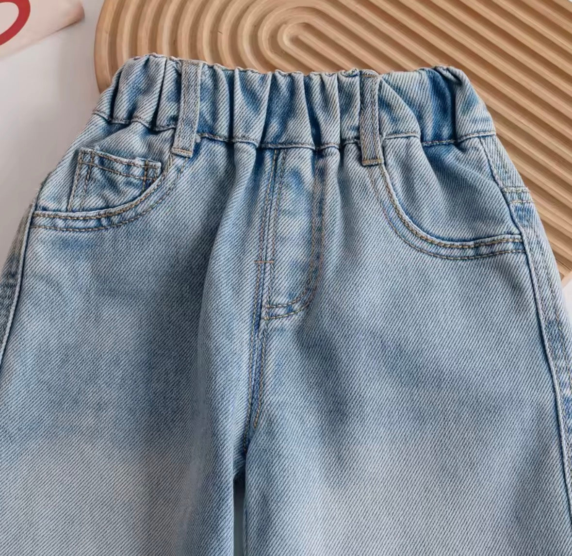 Pantalón de jeans detalle de moño y bordado