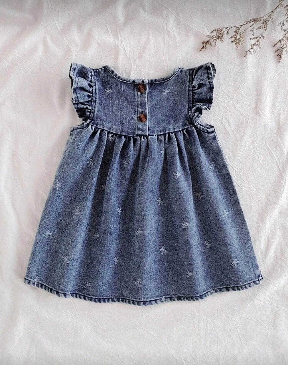 Vestido de jeans con detalle de moñitos bordados