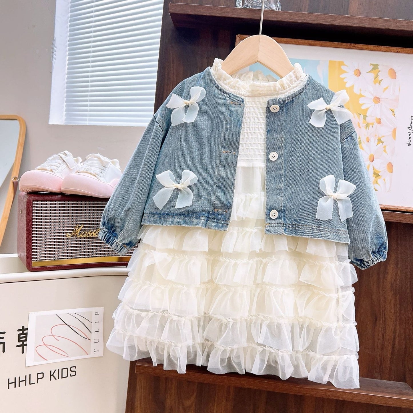 Conjunto vestido mangas larga beige con camperita de jeans detalles de moños