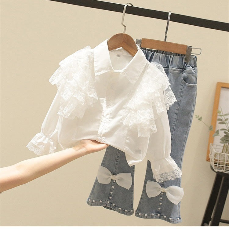 Conjunto pantalón de jeans tipo Oxford con camisa blanca detalles de moño y perlas
