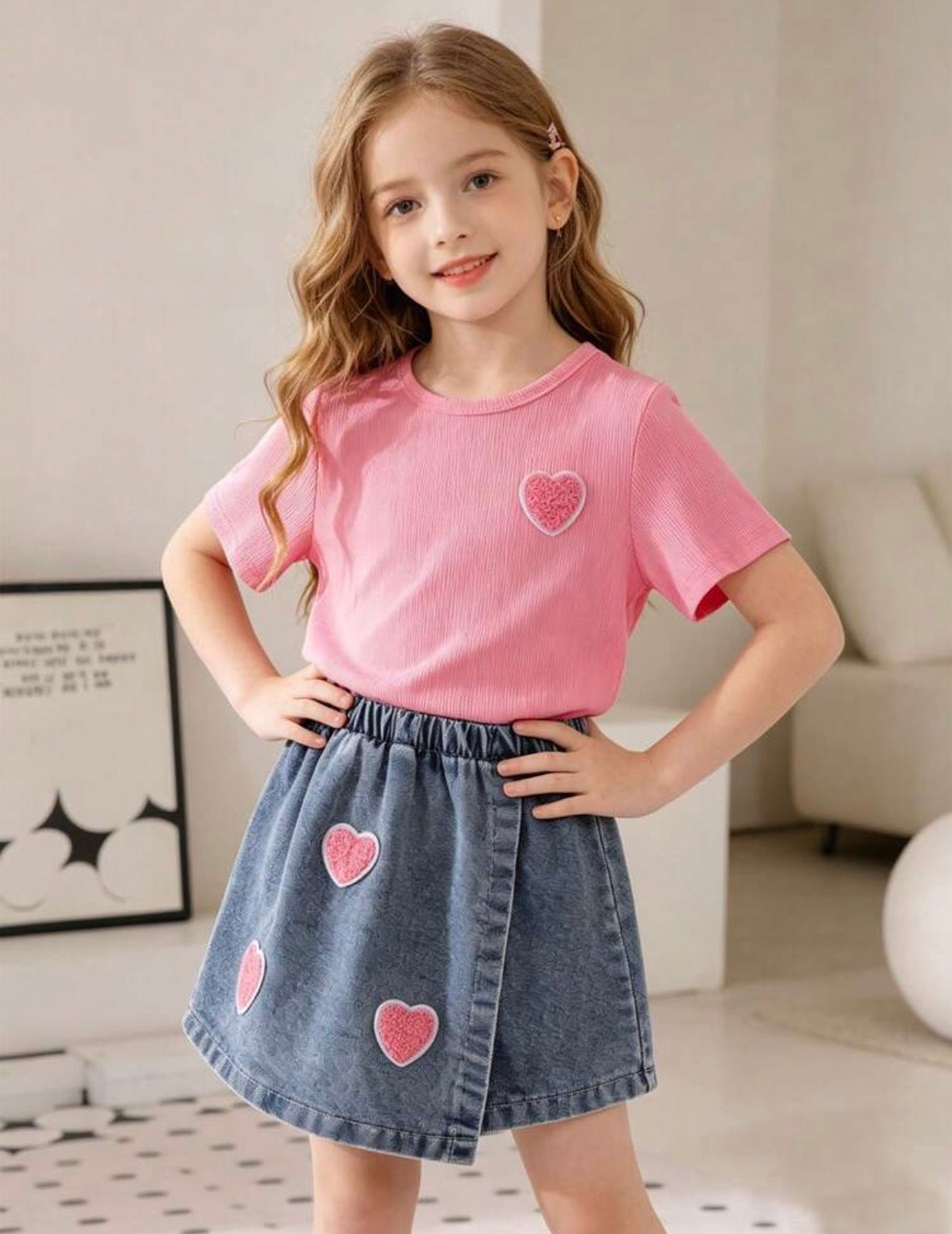 Conjunto short pollera de jeans con remera rosa detalles de corazones