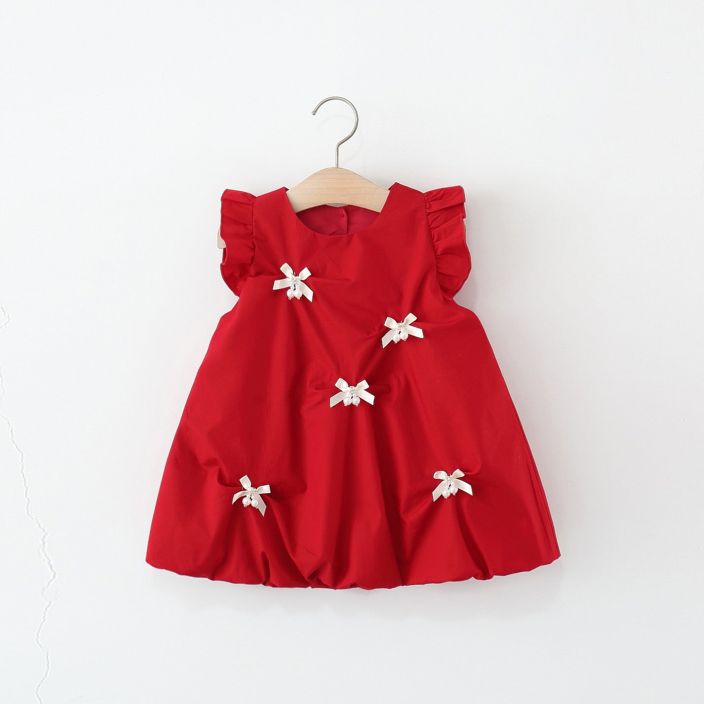 Vestido rojo con moños y perlas detalles de pliegues