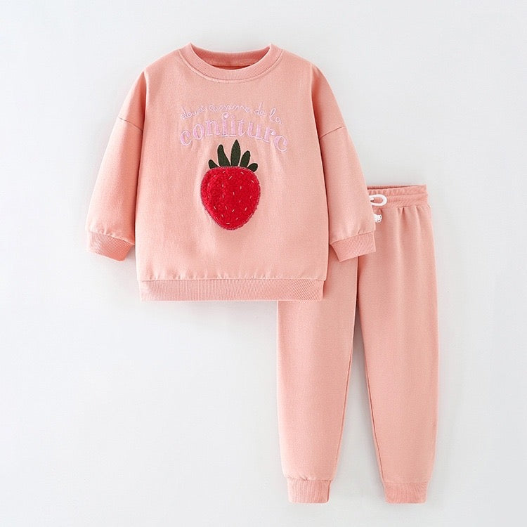 Conjunto jogger con abrigo detalle de frutilla