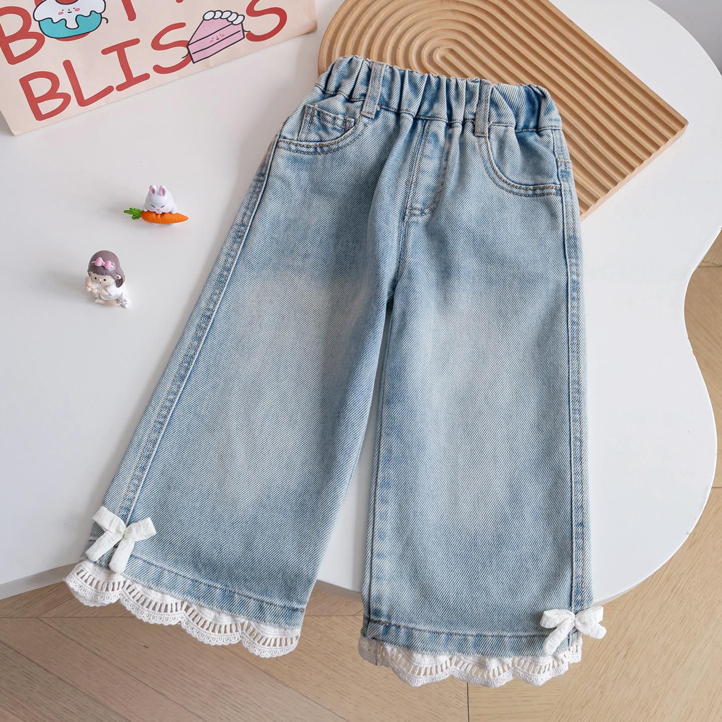 Pantalón de jeans detalle de moño y bordado