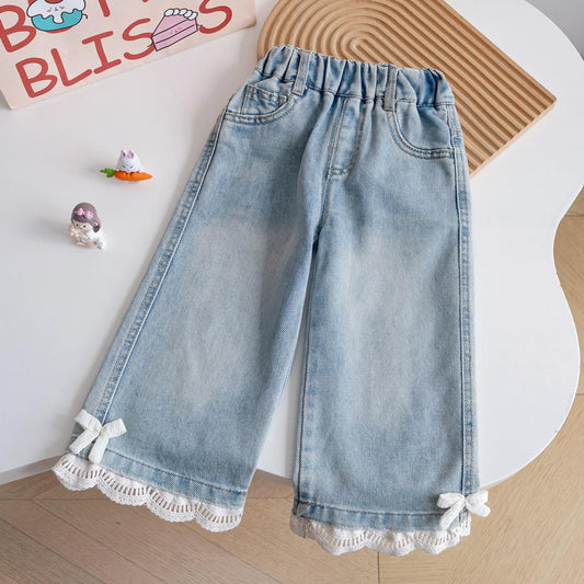 Pantalón de jeans detalle de moño y bordado