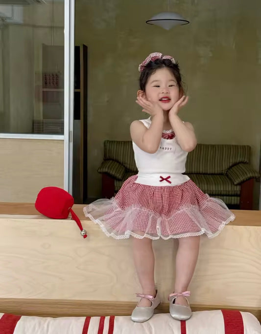 Conjunto pollera a cuadro con blusa blanca detalle de tul ( incluye una goma para el cabello)
