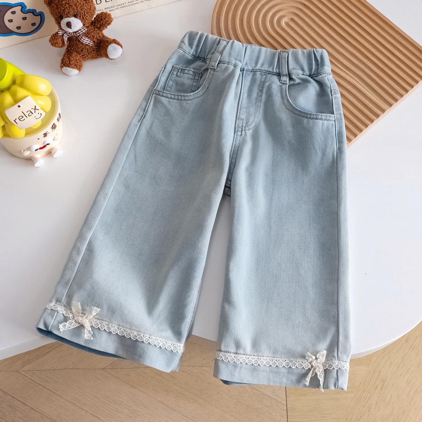 Pantalón de jeans detalle de moños y bolsillo atrás