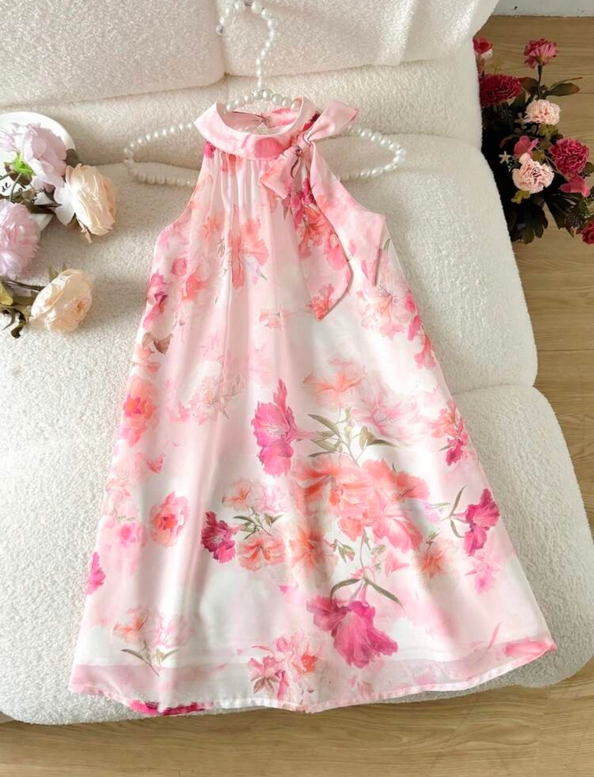 Vestido casual con detalle de flores rosa moño en el cuello