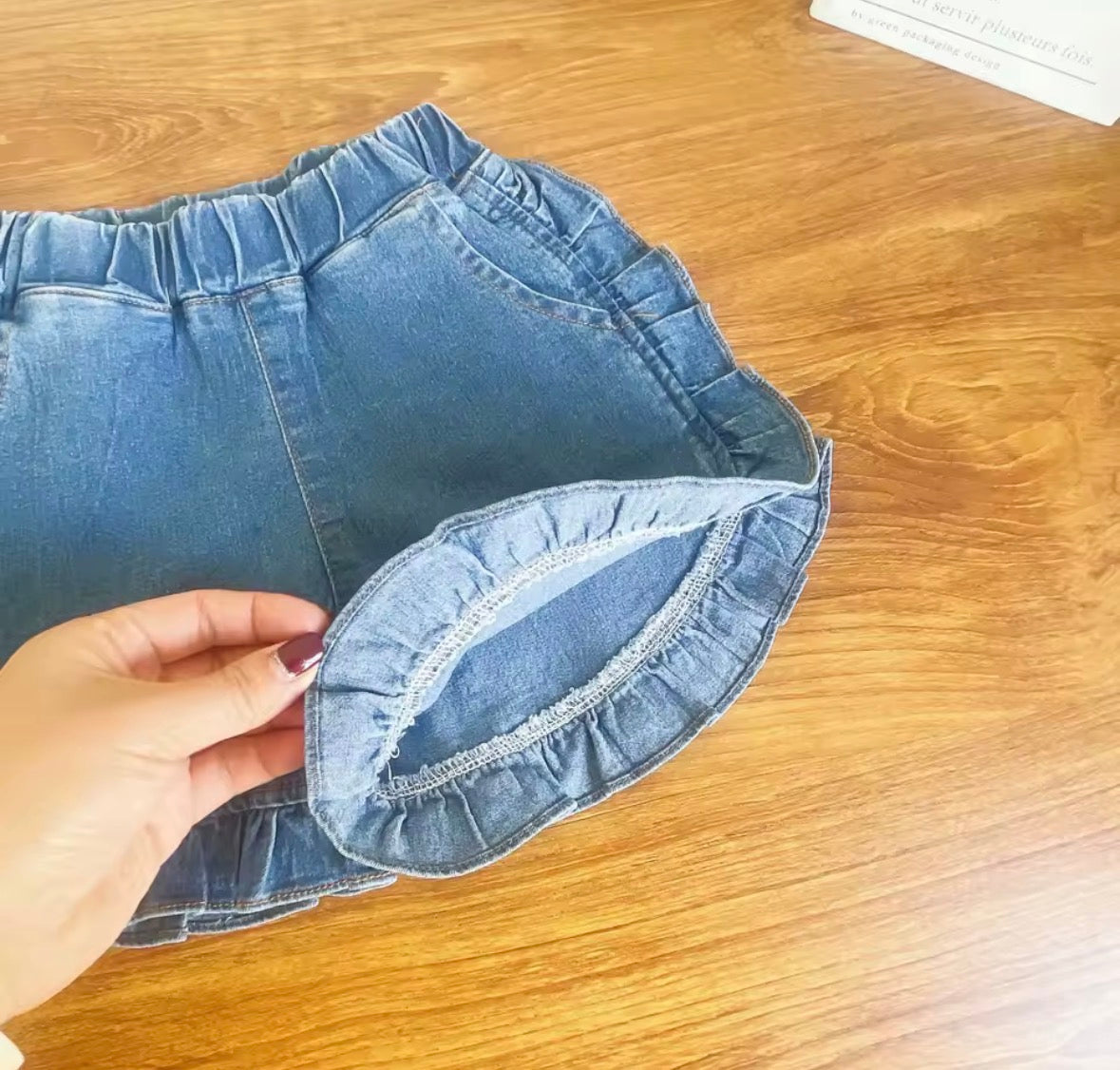 Conjunto short de jeans con blusa blanca detalles de bordados