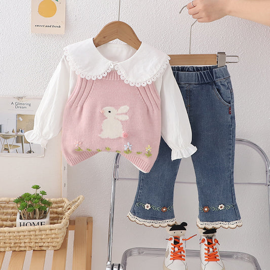 Conjunto de 3 piezas , pantalón de jeans, camisa y chaleco de hilo rosa con detalle de conejito