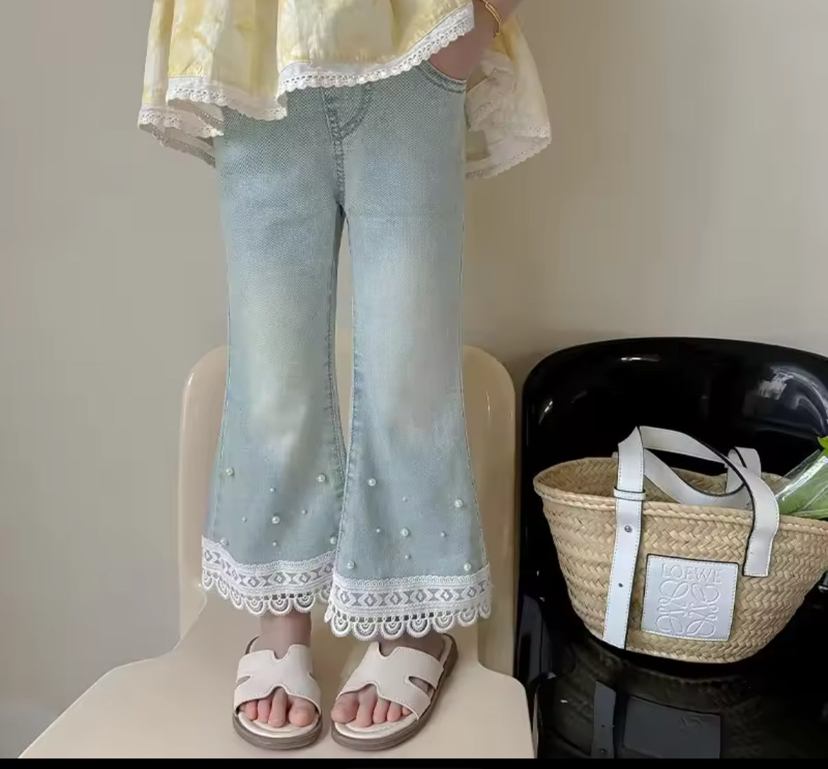 Pantalón de jeans tipo Oxford detalle de perlas y bordado