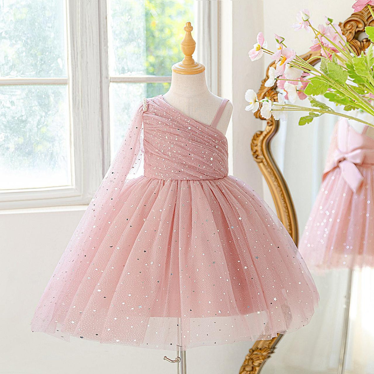 Vestido elegante con detalle de tul en el hombro y brillo en forma de estrellas en plateado