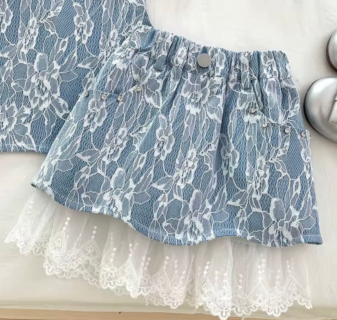 Conjunto de pollera y blusa celeste oscuro con detalle de encajes y brillo