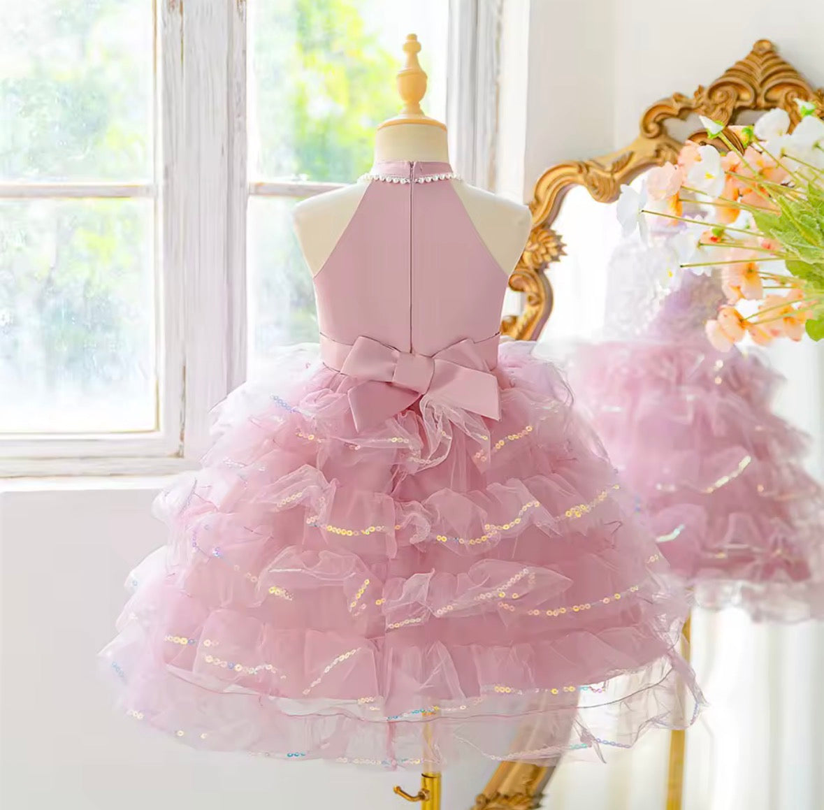 Vestido Elegante color rosa vieja con detalles de lentejuelas y perlas y capas en la falda