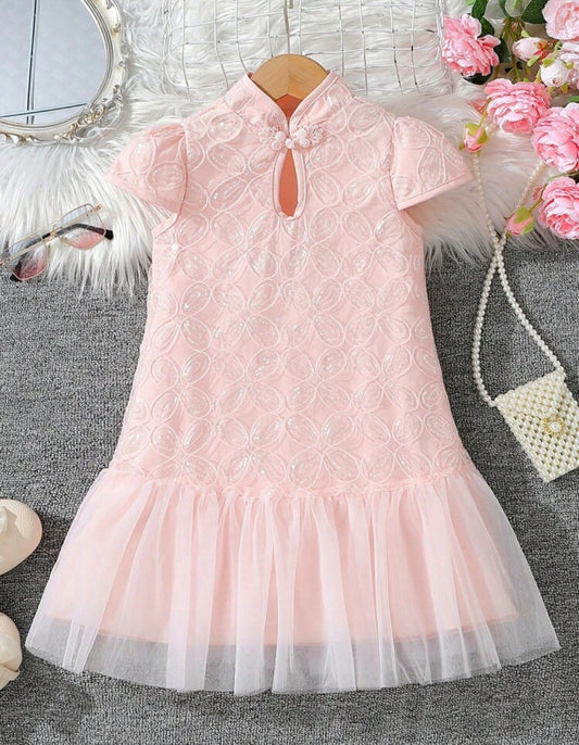 Vestido rosa cuello alto con detalle de lentejuelas y tul en la parte inferior