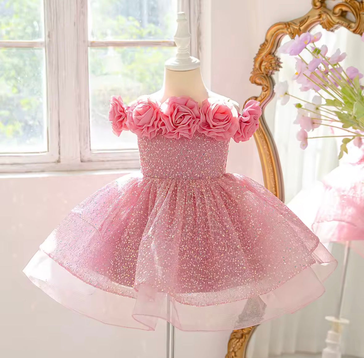 Vestido elegante rosa vieja  con detalles de flores en 3D y lentejuelas