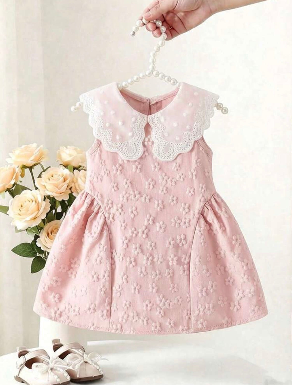 Vestido casual rosa con detalle vintage en el cuello y relieve con forma de flores