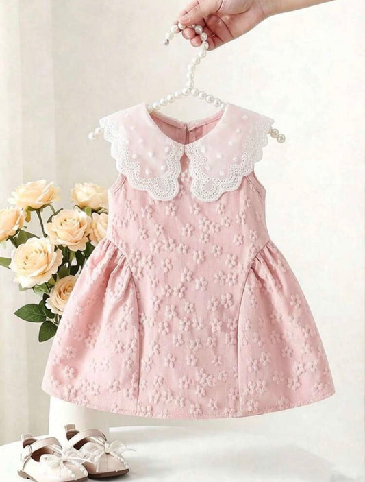 Vestido casual rosa con detalle vintage en el cuello y relieve con forma de flores