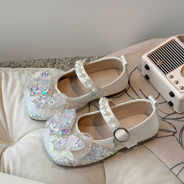 Zapato blanco con detalles de moño, brillos y perlas