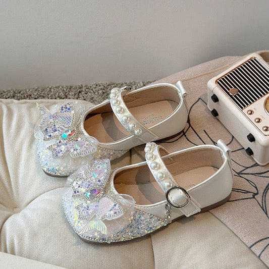Zapato blanco con detalles de moño, brillos y perlas