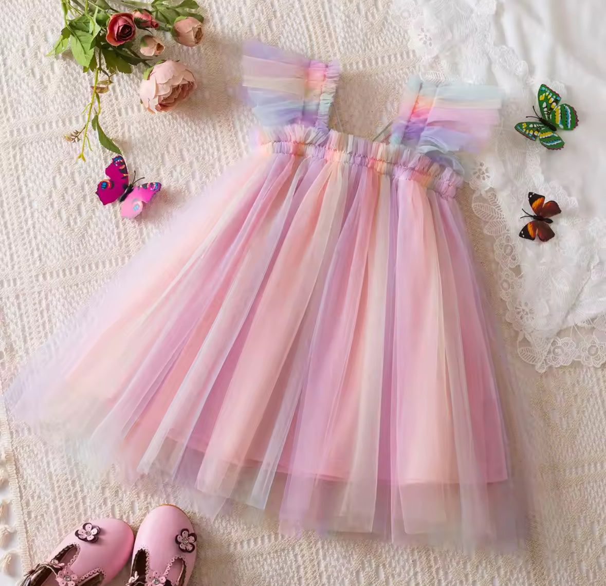 Vestido casual colorido con detalle de mariposa en la espalda