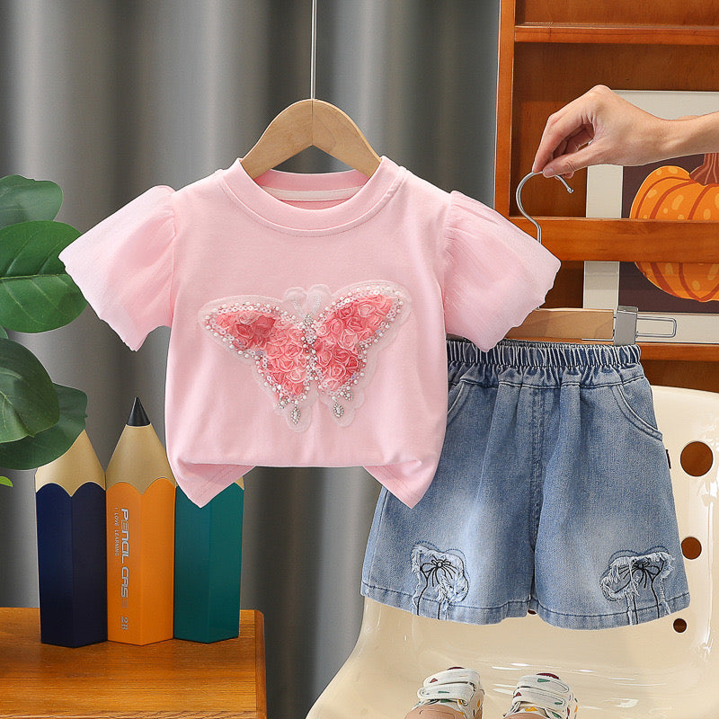 Conjunto short de jeans con remera rosa con detalle de moño con lentejuelas y perlas